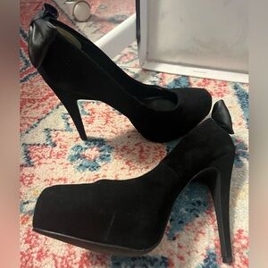 Like new Dolce Vita “Briar” Suede Heels